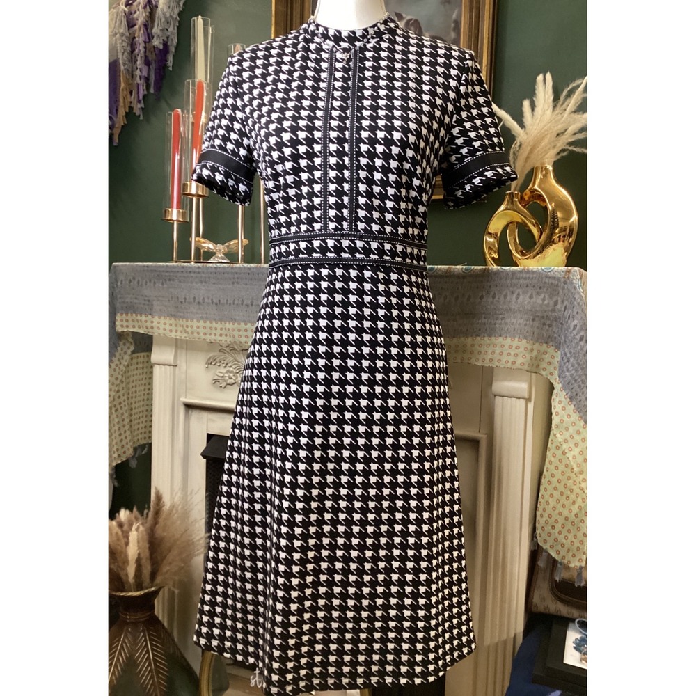 HOMEYEE Women Black White Houndstooth Mock Neck Short Sleeve A-Line Dress Size 6